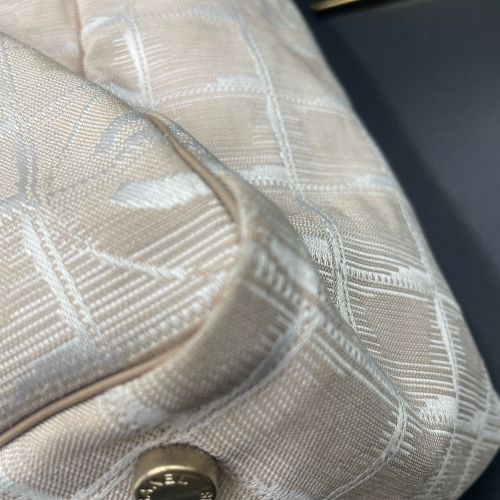 Chanel Traveline Beige Leather Women's Bag - Picture 13 of 17